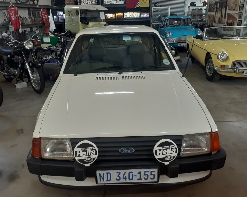Ford Escort 1600 Sport (FWD) front view